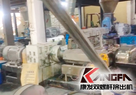 康發八年老客戶回訪，雙螺桿擠出機設備運轉正常，業務紅火！