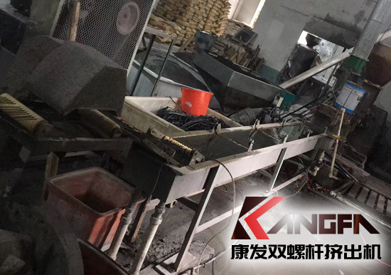 生產使用時間超十五年老設備sjsh系列雙螺桿擠出機完成了它的使命,正式走下舞臺