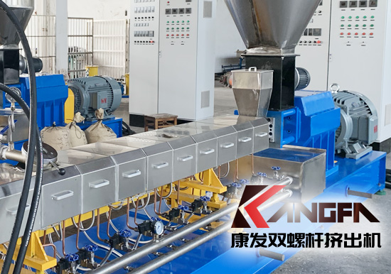 雙螺桿擠出機及擠出段螺棱表面金屬材料和機筒內壁表面金屬之間的“接觸磨損”,我們也可以稱之為“匹配磨損”。相同金屬材質之間的“接觸磨損”,在機筒和螺桿均采用滲氮鋼的材料制造,而且經過相同的氮化處理工藝手段,其量化的“匹配磨損速率”顯然不容樂觀。