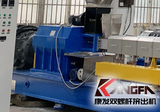 各種各樣的節能新技術已經應用于擠出技術的各方面,從擠出機本身的螺桿結構改進,再到新型驅動式電機應用以及各種新型加熱方式技術的應用,都在推動PET雙螺桿擠出機行業向著更加節能降耗、高產高效的方向發展。