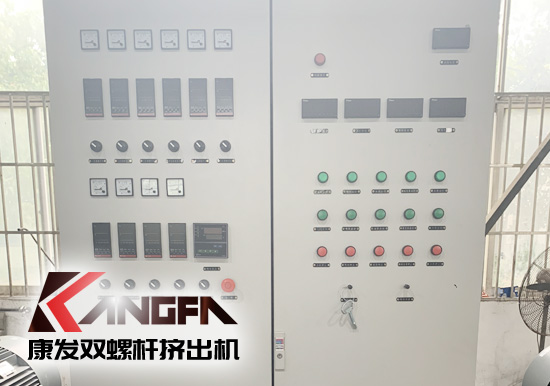 使用雙螺桿擠出機機械設備應嚴格參照使用說明書要求使用,務必切記電源等安全問題,如果使用過程中還有其他問題,歡迎隨時撥打康發雙螺桿擠出機廠家服務電話13905153410,謝謝!