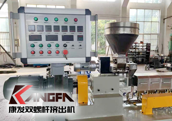 學(xué)校及實(shí)驗(yàn)室用康發(fā)20型雙螺桿擠出機(jī)。該機(jī)型適用于學(xué)校及企事業(yè)單位高分子聚合物合成，混煉，配方研發(fā)，擠出造粒，配合其他試驗(yàn)儀器一起使用！康發(fā)20型雙螺桿擠出機(jī)好用、實(shí)用、價又實(shí)！暢銷高校及企業(yè)試驗(yàn)室！