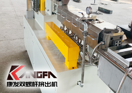 塑料廠實(shí)驗(yàn)室研究專用康發(fā)20型雙螺桿擠出造粒機(jī)組設(shè)備,機(jī)筒內(nèi)徑 20mm/長(zhǎng)徑比 28-48/主電機(jī)功率 5.5kw/螺桿轉(zhuǎn)速 100rpm/參考產(chǎn)量 5-20kg/h。