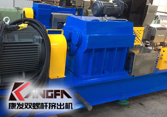 康發(fā)雙螺桿擠出機與客戶成功合作的好消息頻頻不斷！全廠員工按時保質(zhì)保量地完成了生產(chǎn)！