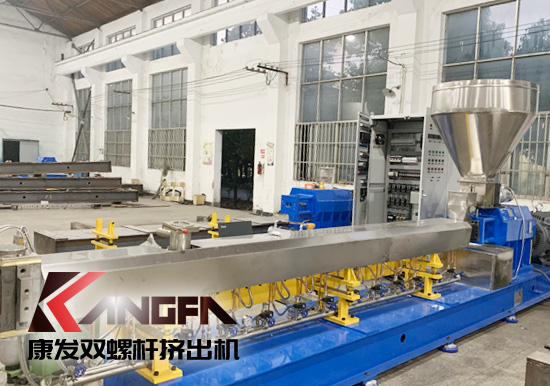 雙螺桿擠出機(jī)對于護(hù)套擠出來講，護(hù)套擠出主要作用在于烘干纜芯，防止由于潮氣（或繞包墊層的濕氣）的作用，造成護(hù)套中出現(xiàn)氣孔的可能。