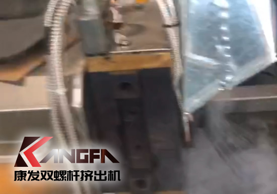 延長設備使用壽命,提升客戶滿意度!康發(fā)加強對雙螺桿造粒機的維護包養(yǎng)工作