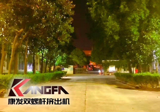 總裝車間：眾志成城齊奮戰 全力以赴保發貨 確保雙螺桿擠出機設備按期交付至顧客手中。