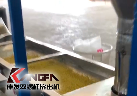 單、雙螺桿擠出機優勢互補、高效率高產能!康發塑機JSH-75/180雙階式(雙螺桿/單螺桿)擠出機組試機!