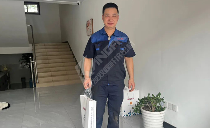 南京江北新區總工會深入康發雙螺桿擠出機一線開展“來高溫慰問”慰問活動！