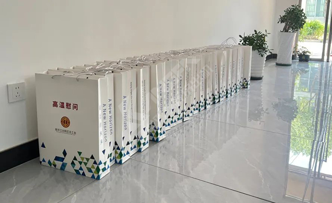 南京江北新區總工會深入康發雙螺桿擠出機一線開展“來高溫慰問”慰問活動！