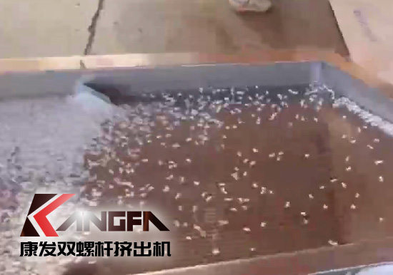 雙螺桿擠出機(jī)制造！追求品質(zhì)，精益求精！康發(fā)雙螺桿帶料試機(jī)