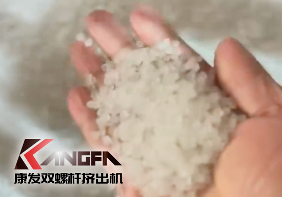 水下切粒雙螺桿擠出機機組安裝調(diào)試生產(chǎn)！深耕于雙螺桿擠出機行業(yè)！相信我們！您會獲取更大的利益！！！